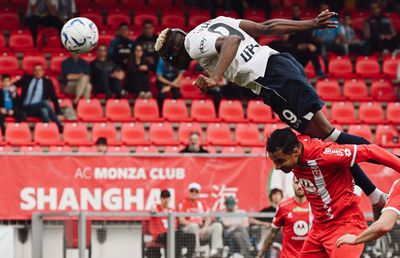 Reacția lui Drogba la bijuteria acrobatică a lui Osimhen: „Un gol absurd. Nu m-aș fi aruncat după mingea aia!”