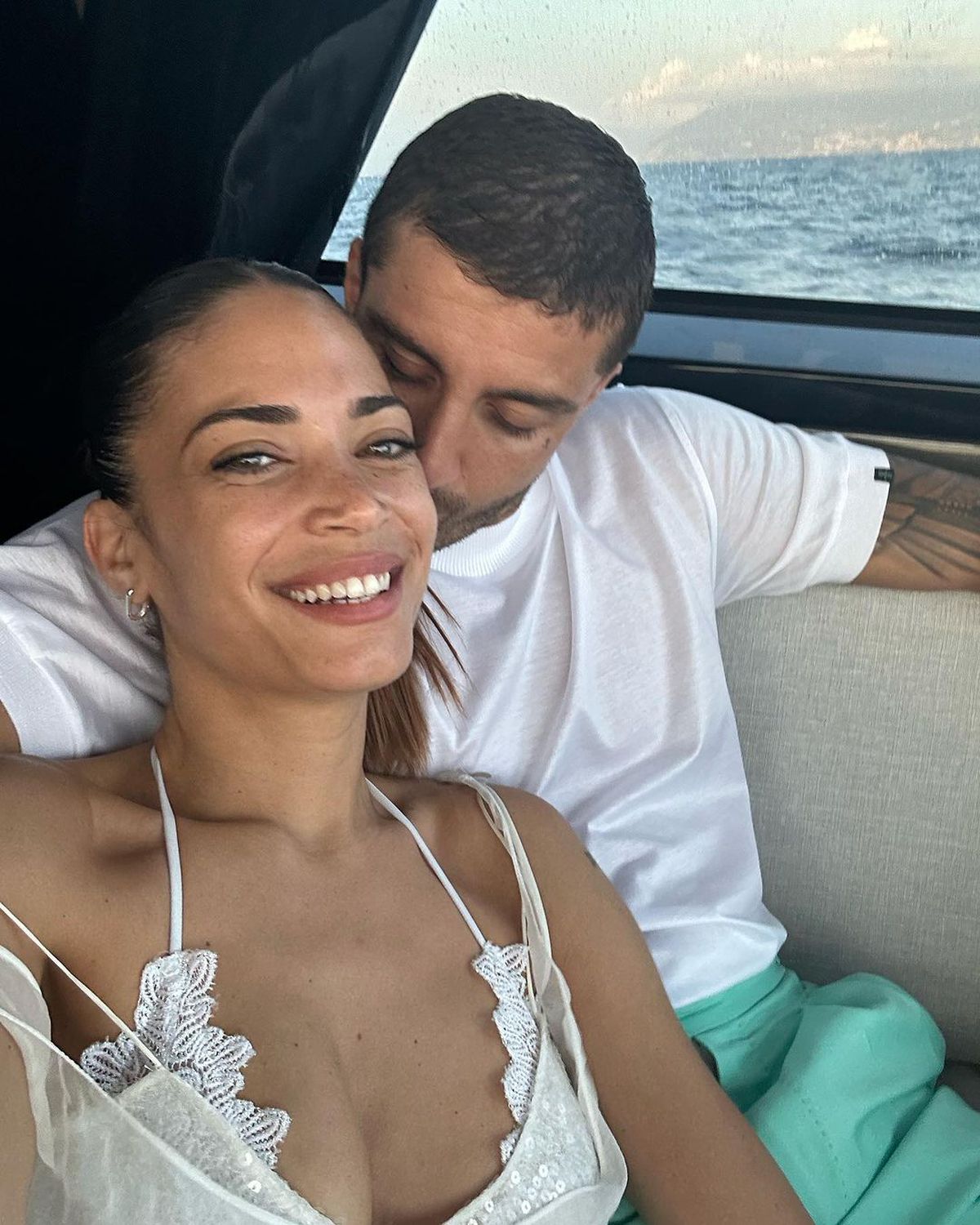 Pilotul Andrea Iannone, scene interzise minorilor cu iubita cântăreață în piscină » Elodie a postat imaginile din intimitate