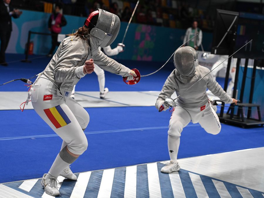 Amalia Covaliu (stânga), pe planșă la CM de scrimă pentru juniori și cadeți de la Wuxi De neoprit: Amalia Covaliu, medalie de aur la CM pentru cadeți!