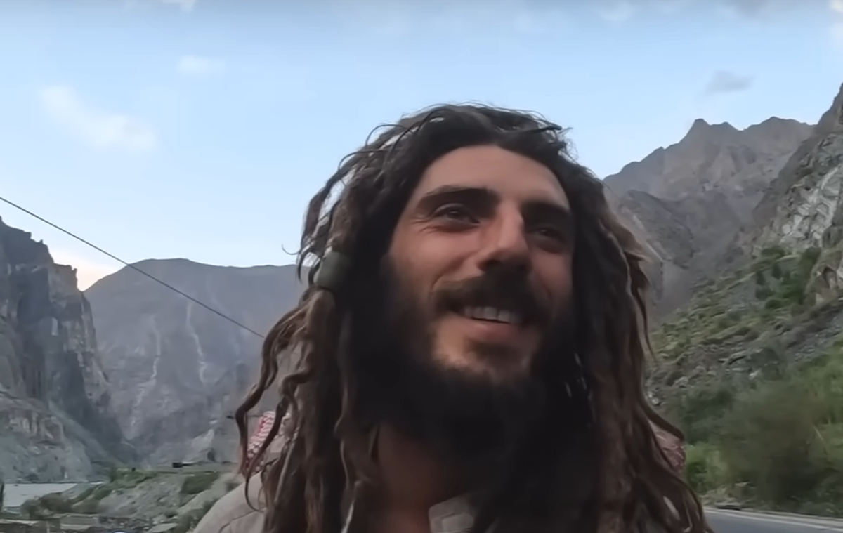 Axel Pons a renunțat la viața de pilot și arată complet diferit