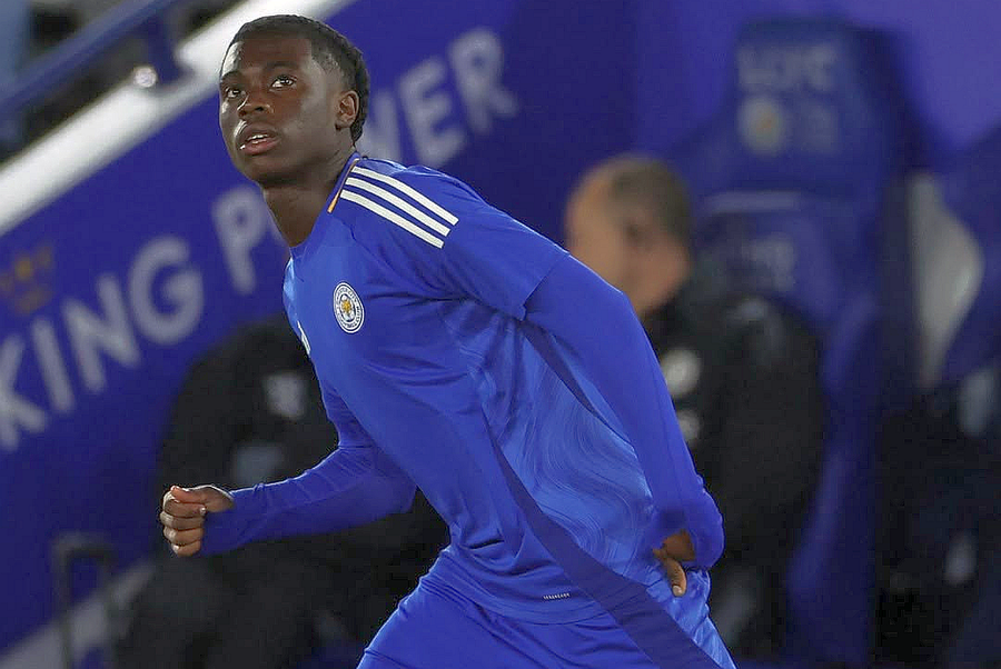 Jeremy Monga a debutat în Premier League la 15 ani. Foto: Instagram A debutat aseară în Premier League la 15 ani! » De ce a fost singurul de pe teren cu echipament diferit