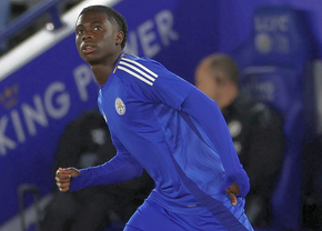 A debutat în Premier League la 15 ani! Vine la antrenamente când se învoiește de la școală