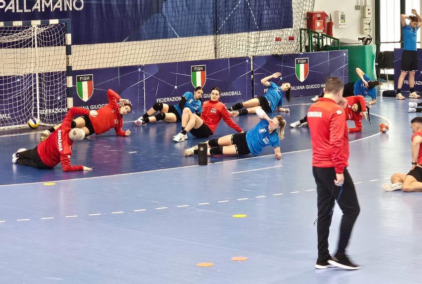 Naționala de handbal feminin a României a efectuat marți seara ultimul antrenament înaintea manșei tur a barajului cu Italia. „Tricolorele” pornesc mari favorite în dubla de calificare la Campionatul Mondial.