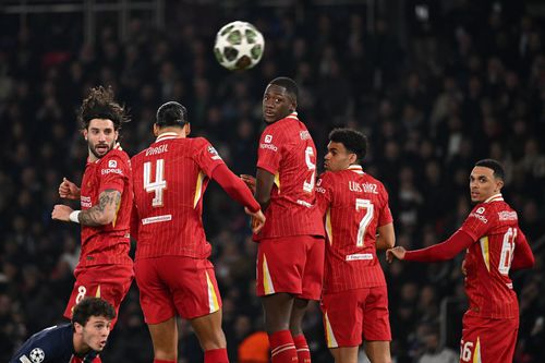 Ibrahima Konate (cu fața spre minge) cere foarte mulți bani ca să rămână la Liverpool pe termen lung / Foto: Imago