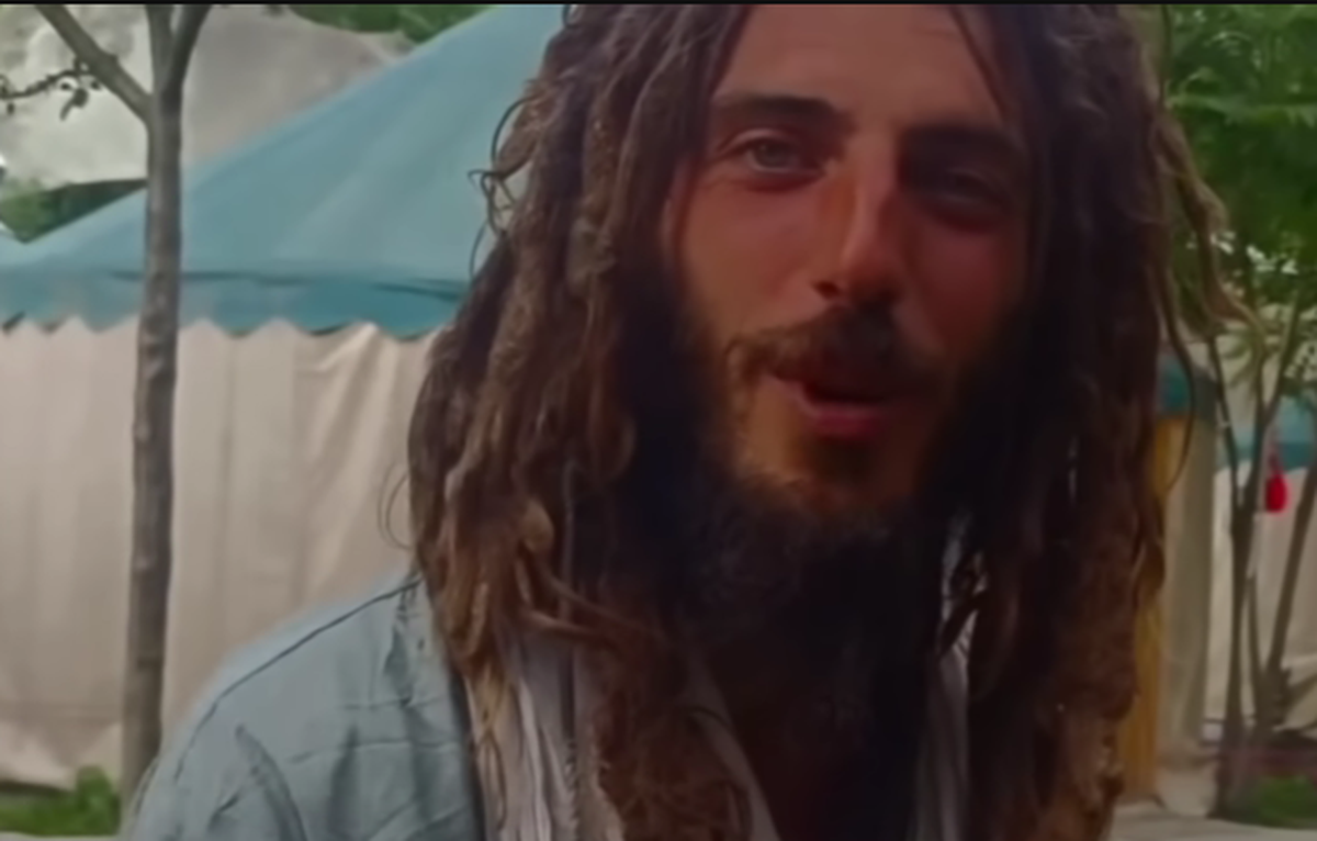 Axel Pons a renunțat la viața de pilot și arată complet diferit