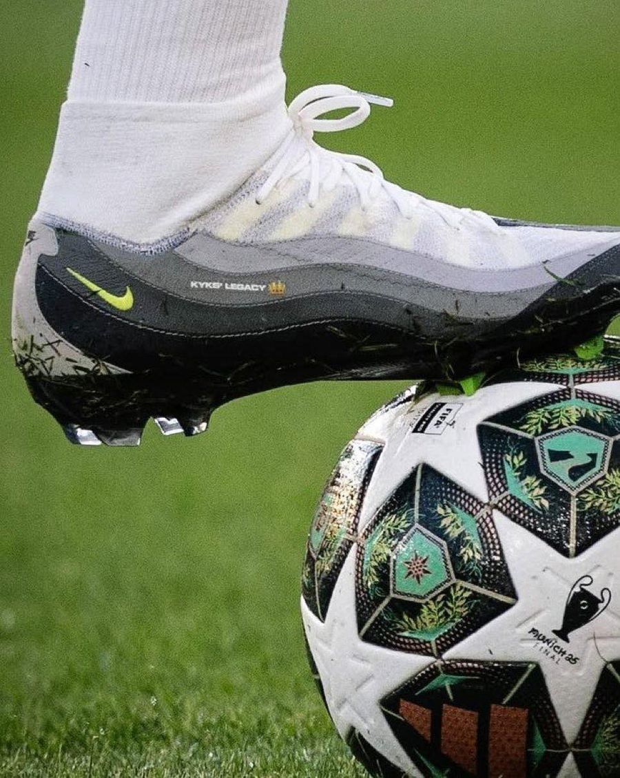 Așa arată ghetele pe care Kylian Mbappe le va purta pe gazonul de pe Emirates în meciul Arsenal - Real Madrid / Foto: X ESPN FC Talismanul cu care Mbappe încearcă să dea lovitura la Londra » Golgheterul lui Real Madrid face inaugurarea!