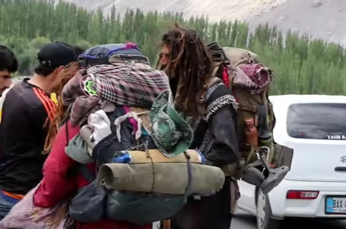 Axel Pons a renunțat la viața de pilot și arată complet diferit