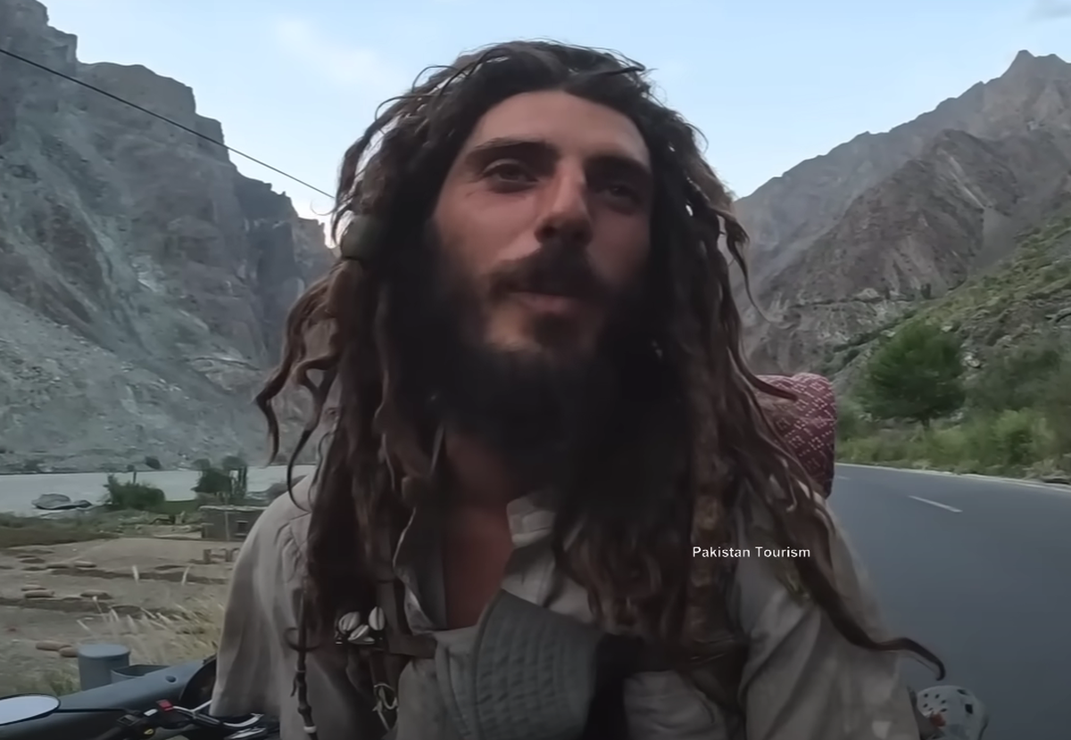 Axel Pons a renunțat la viața de pilot și arată complet diferit