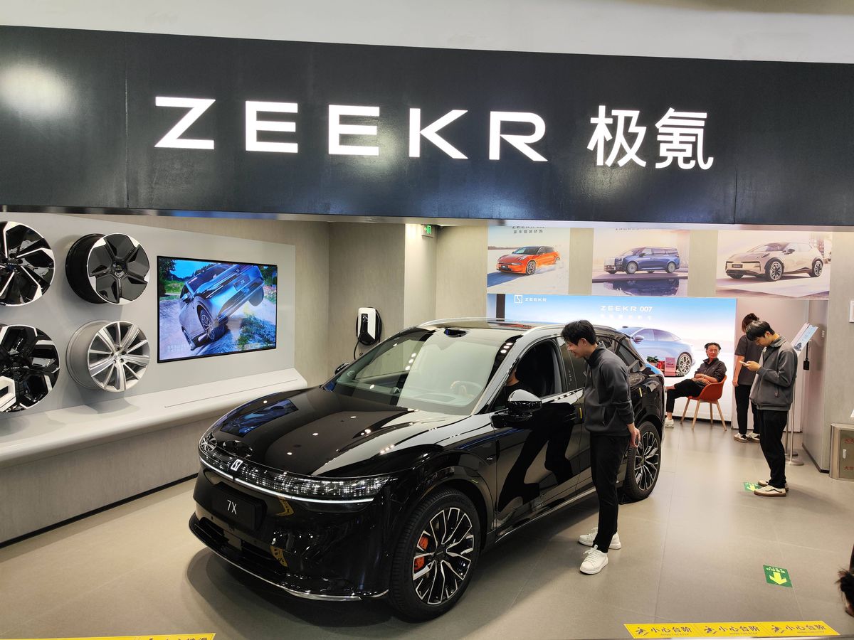 Salonul Auto de la Shanghai: China spulberă toate recordurile, cu peste 100 de modele noi, unele integrând AI-ul Deep Seek. Cele mai tari informații