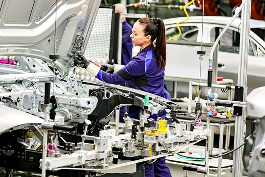 O muncitoare în fabrica auto BMW, foto: Guliver/gettyimages