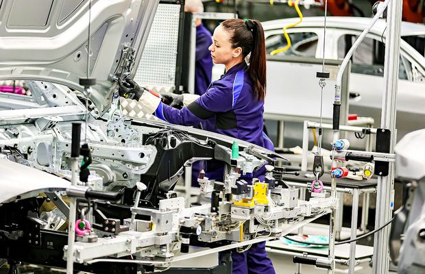 Donald Trump, pas în spate: scade taxele din industria auto!