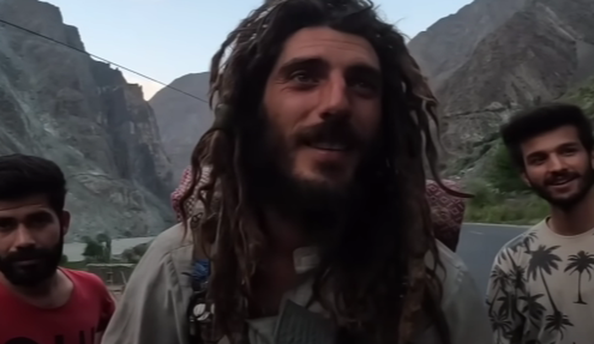 Axel Pons a renunțat la viața de pilot și arată complet diferit