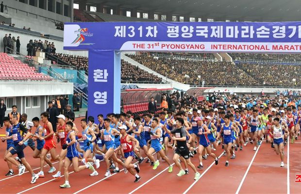 „Am fost cu nord-coreenii la o bere. Unul dintre ei s-a abțiguit și s-a dezbrăcat” » Dezvăluirile românului din Brașov care a alergat la maratonul de la Phenian