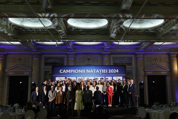Laureații Galei „Campionii Natației 2024” pe scenă într-o poză de grup Senol Omer, Marcel Ivan, Adrian Rădulescu, David Popovici, Dragoș Luscan și Valentin Grigoraș FOTO Cristi Preda