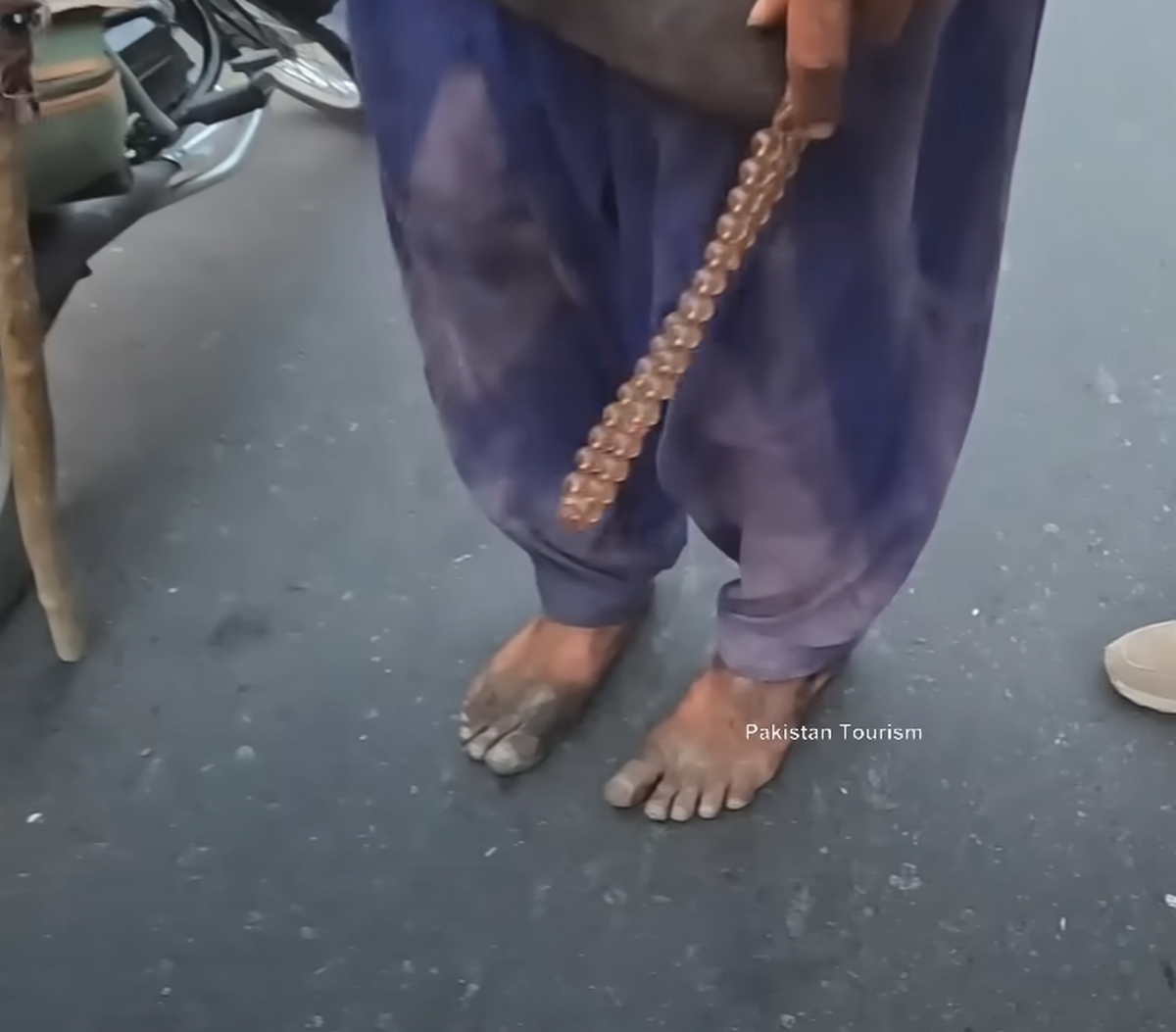 Uluitor! Fostul sportiv a mers desculț pe jos din Spania în Pakistan » Incredibil cum arată acum