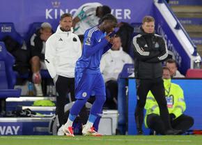 A debutat aseară în Premier League la 15 ani! » De ce a fost singurul de pe teren cu echipament diferit