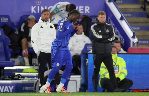 A debutat aseară în Premier League la 15 ani! » De ce a fost singurul de pe teren cu echipament diferit