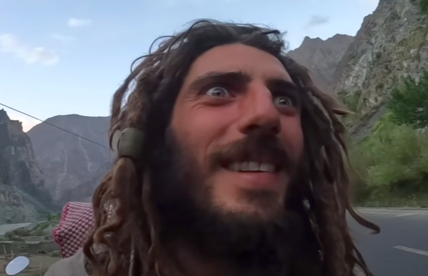 Uluitor! Fostul sportiv a mers desculț pe jos din Spania în Pakistan » Incredibil cum arată acum