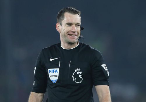 Arbitrul Jarred Gillett a purtat o cameră montată pe cap în timpul partidei Manchester United - Crystal Palace în urmă cu 11 luni / Foto: Imago