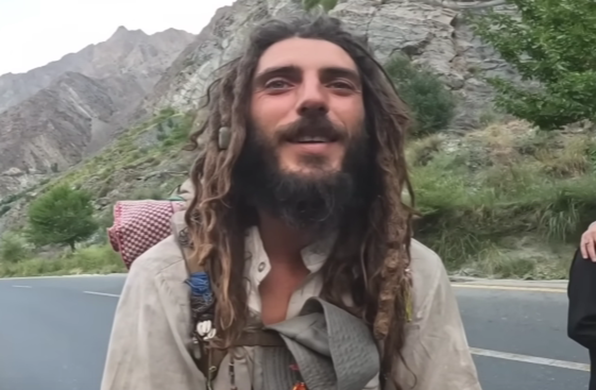 Axel Pons a renunțat la viața de pilot și arată complet diferit