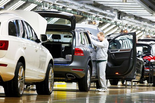VW Touareg și Audi Q7 văzute pe linia de asamblare auto din fabrica VW din Bratislava, Slovacia, foto: Imago