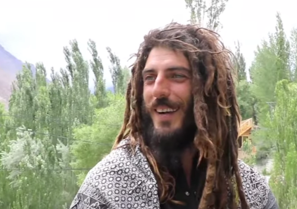 Axel Pons a renunțat la viața de pilot și arată complet diferit