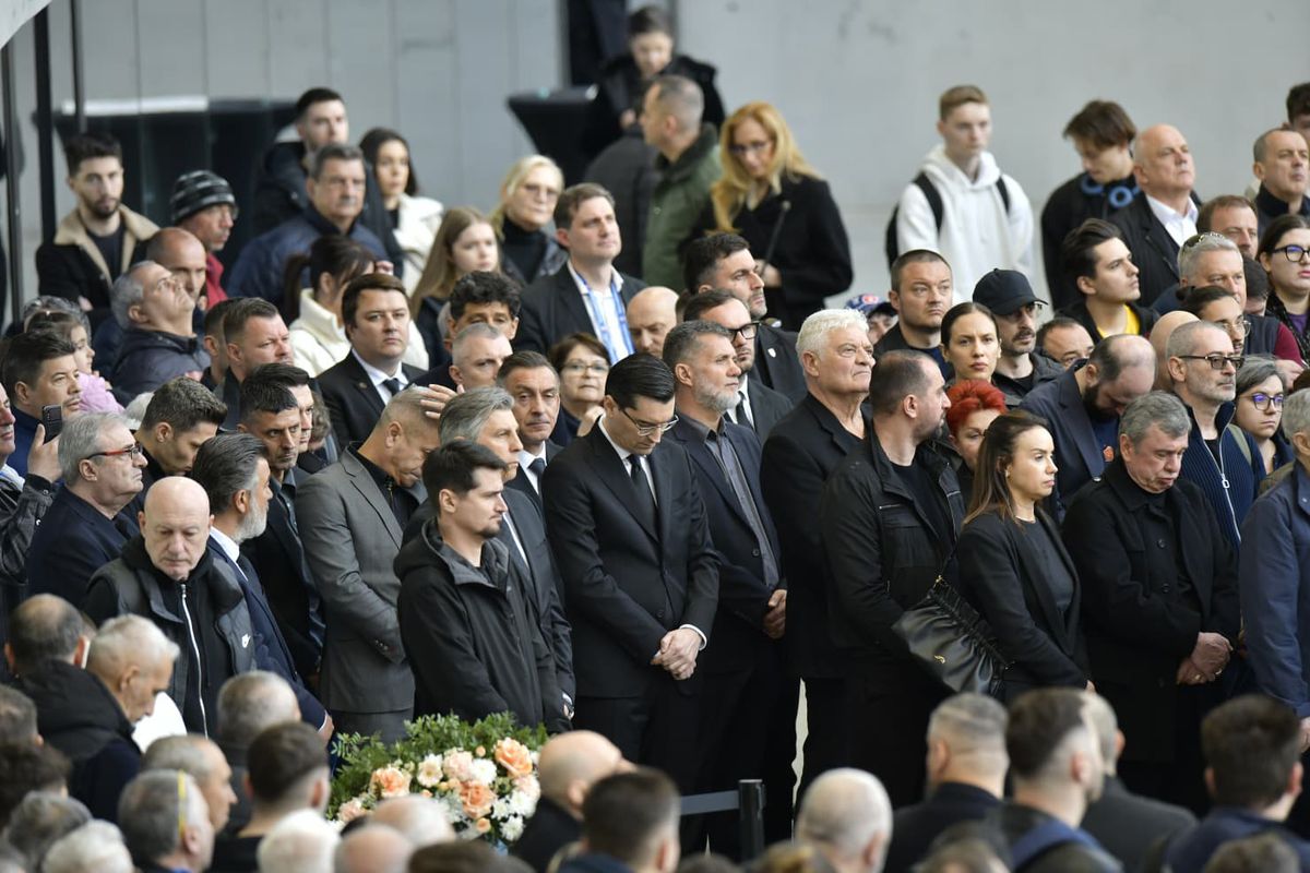 Cadre de Cristi Preda de la Arena Națională, unde a fost depus sicriul cu trupul lui Mircea Lucescu