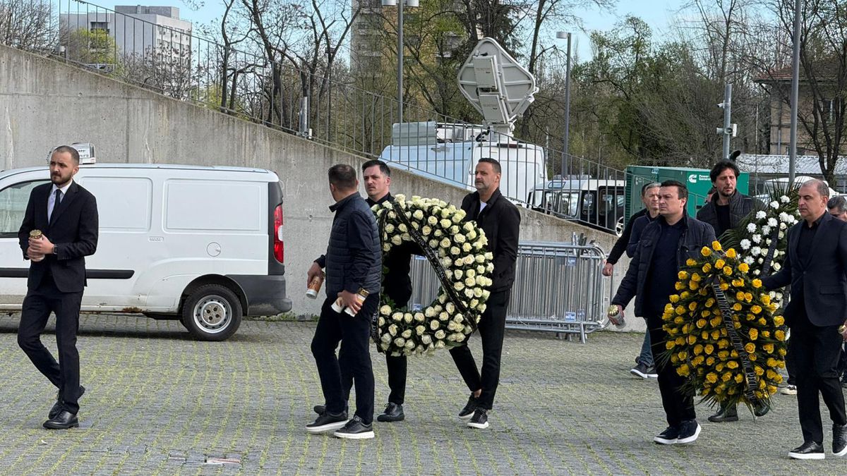 Sicriul cu trupul lui Mircea Lucescu, depus la Arena Națională