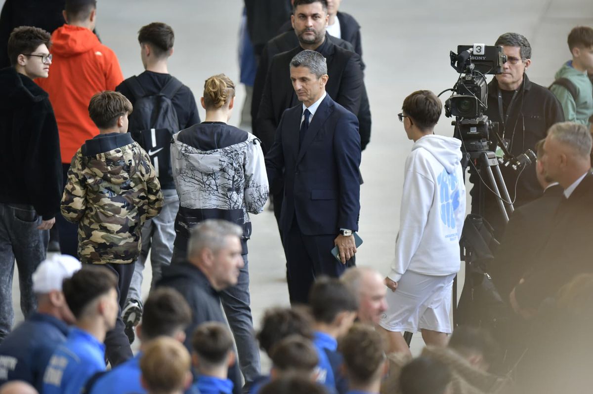 Sicriul cu trupul lui Mircea Lucescu, depus la Arena Națională