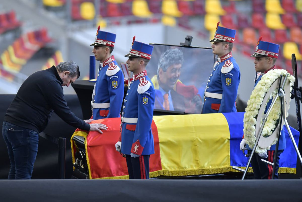 Cadre de Cristi Preda de la Arena Națională, unde a fost depus sicriul cu trupul lui Mircea Lucescu