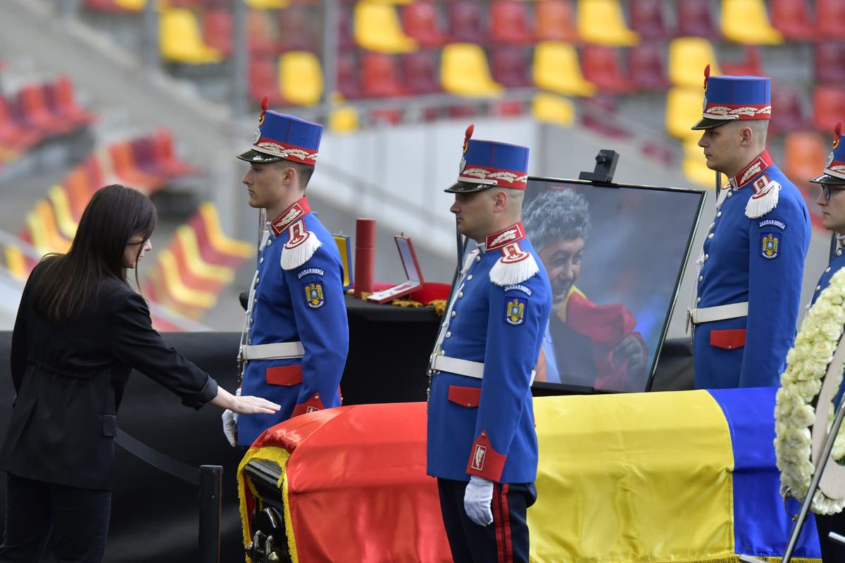 Cadre de Cristi Preda de la Arena Națională, unde a fost depus sicriul cu trupul lui Mircea Lucescu
