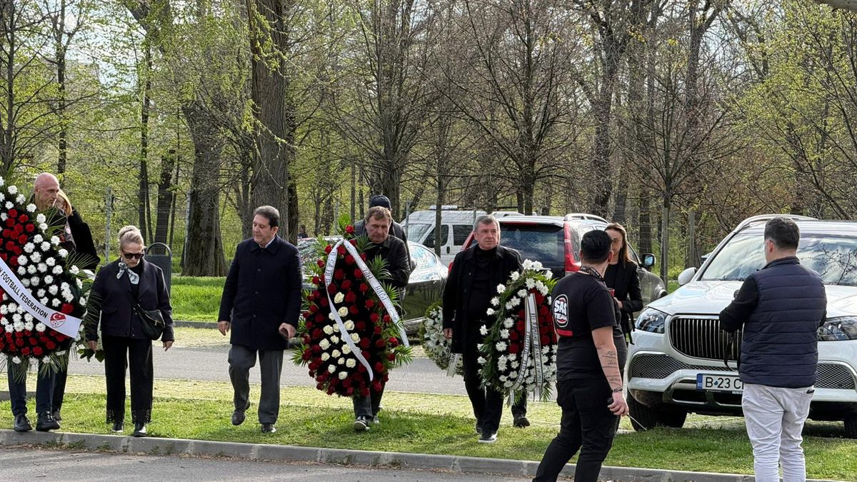 Gică Hagi, la căpătâiul lui Mircea Lucescu // foto: Cristi Preda (GSP)