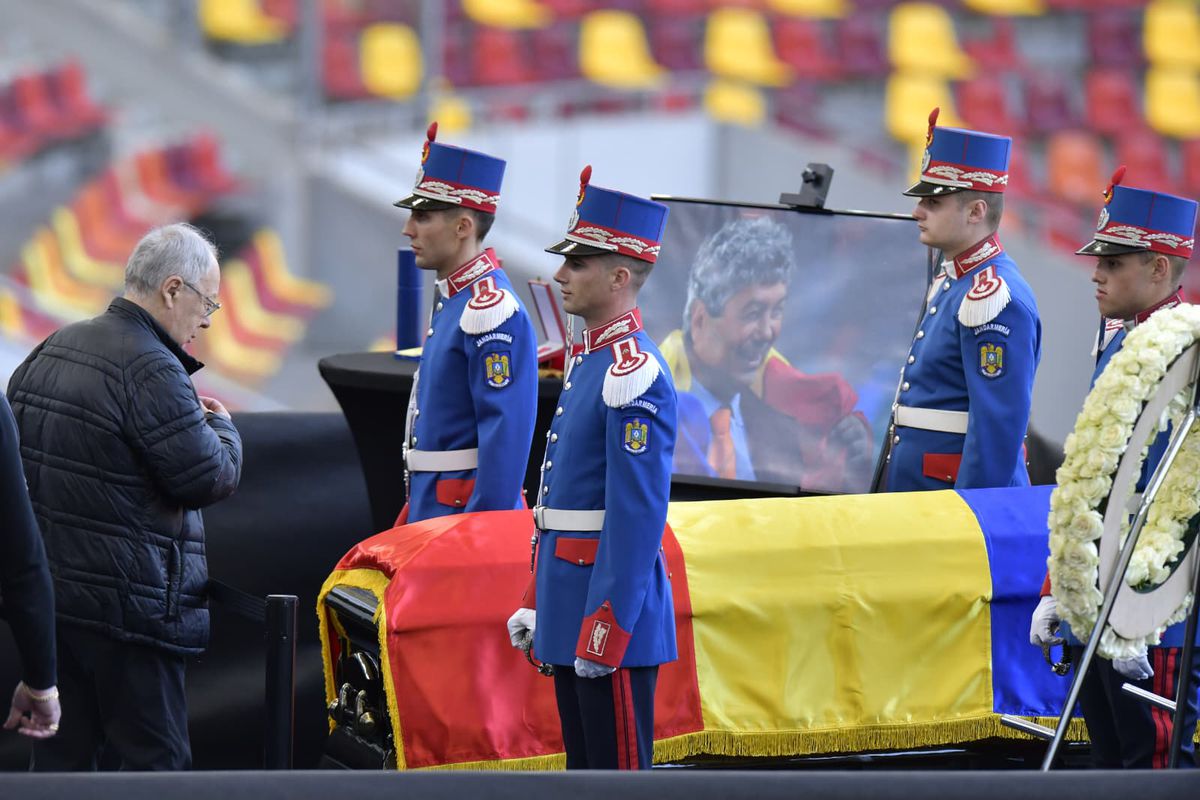 Cadre de Cristi Preda de la Arena Națională, unde a fost depus sicriul cu trupul lui Mircea Lucescu