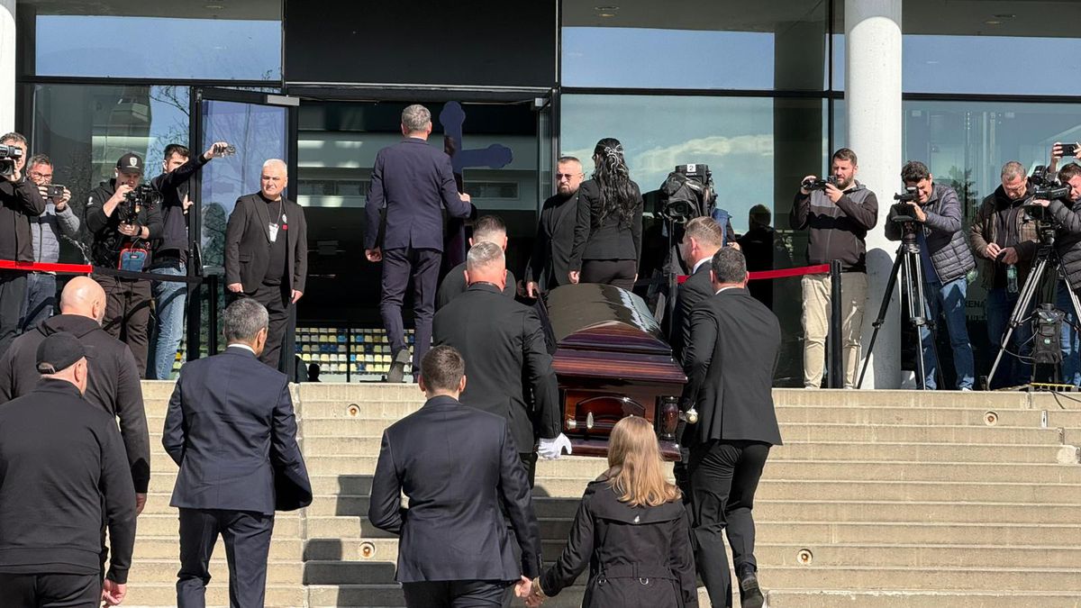 Mii de oameni la priveghiul lui Mircea Lucescu: imagini și filmul zilei » Sicriul va fi depus și mâine la Arena Națională