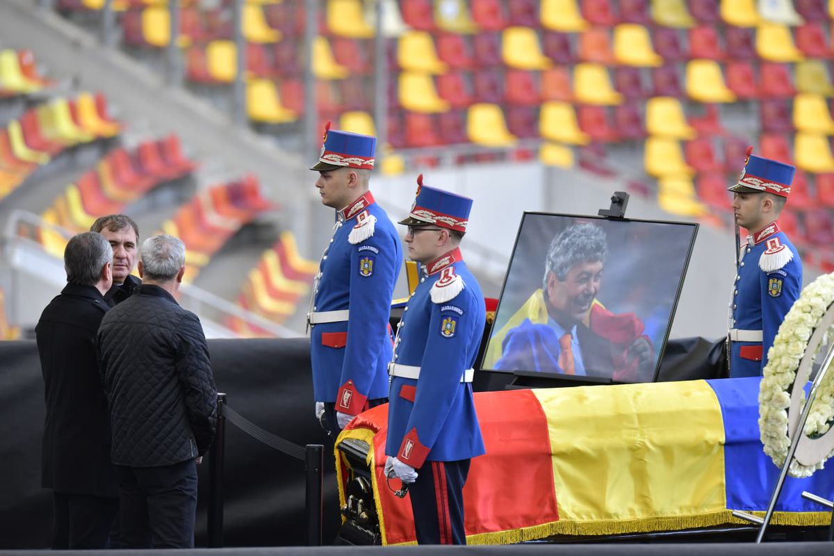 Momente sfâșietoare: Gică Hagi nu și-a putut stăpâni lacrimile la catafalcul lui Mircea Lucescu