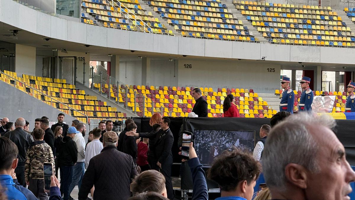 Mii de oameni la priveghiul lui Mircea Lucescu: imagini și filmul zilei » Sicriul va fi depus și mâine la Arena Națională