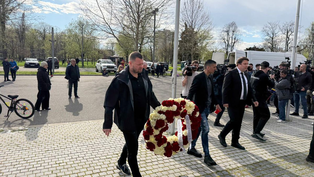 Sicriul cu trupul lui Mircea Lucescu, depus la Arena Națională