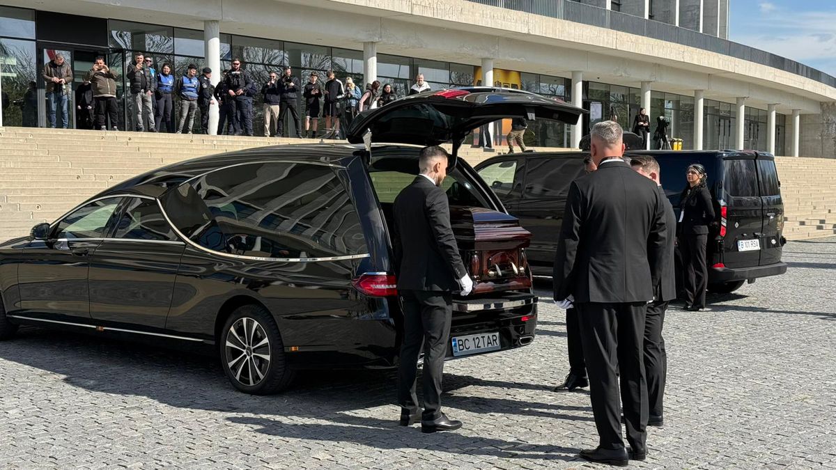 Mii de oameni la priveghiul lui Mircea Lucescu: imagini și filmul zilei » Sicriul va fi depus și mâine la Arena Națională