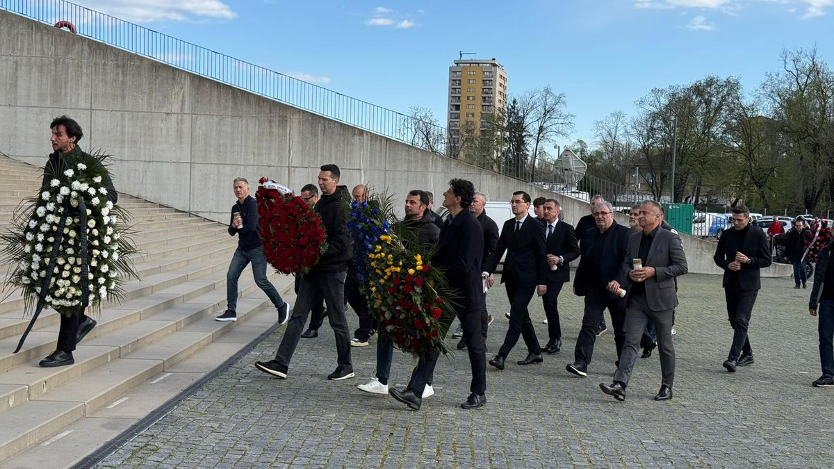 Sicriul cu trupul lui Mircea Lucescu, depus la Arena Națională