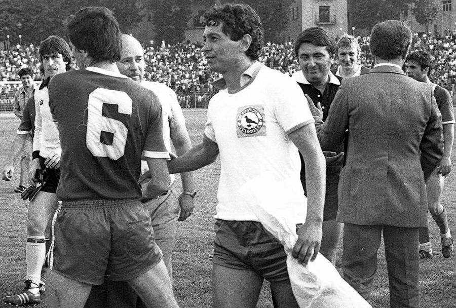 Cutremurul din 1977 a contribuit la venirea lui Mircea Lucescu la Corvinul Hunedoara » A fost arhitectul „echipei de sub furnale” și a lansat jucători uriași