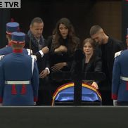 Daniel Bîrligea și iubita lui, la sicriul lui Mircea Lucescu