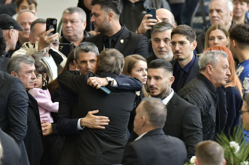 Gică Hagi îl îmbrățișează pe Răzvan Lucescu la priveghiul pentru Mircea Lucescu pe Arena Națională // foto: Cristi Preda (GSP)