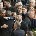 Gică Hagi îl îmbrățișează pe Răzvan Lucescu la priveghiul pentru Mircea Lucescu pe Arena Națională // foto: Cristi Preda (GSP)