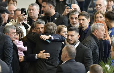 Momente sfâșietoare: Gică Hagi nu și-a putut stăpâni lacrimile la catafalcul lui Mircea Lucescu