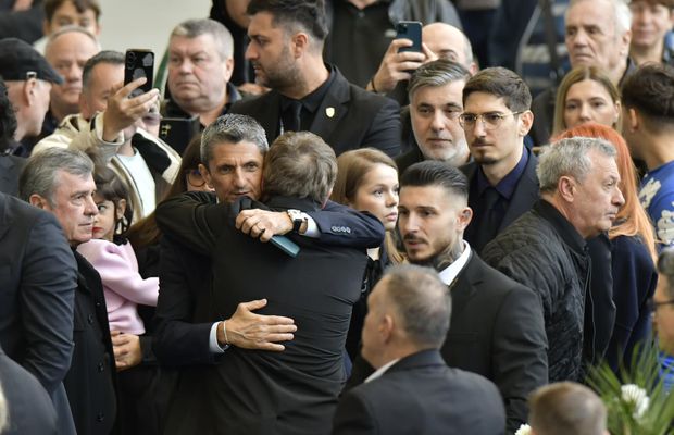 Momente sfâșietoare: Gică Hagi nu și-a putut stăpâni lacrimile la catafalcul lui Mircea Lucescu
