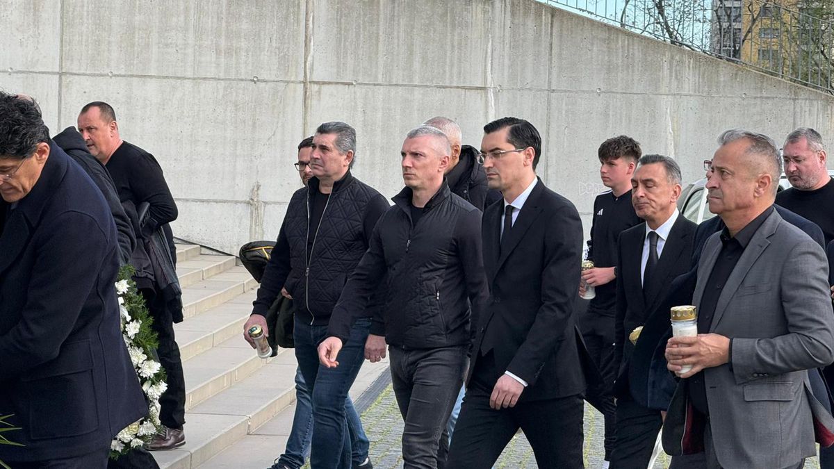 Sicriul cu trupul lui Mircea Lucescu, depus la Arena Națională