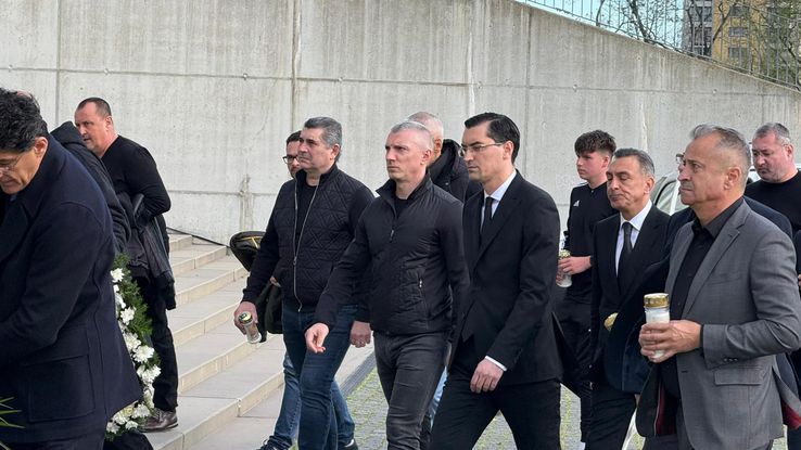 Răzvan Burleanu, Ilie Dumitrescu vizitează sicriul lui Mircea Lucescu, depus pe Arena Națională