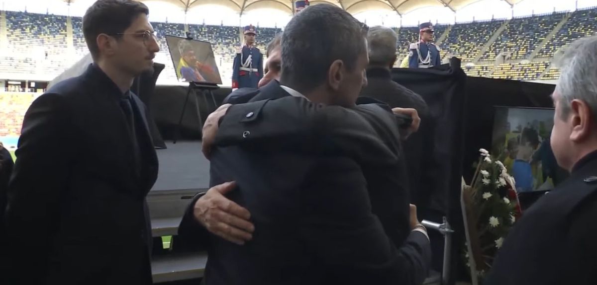 Momente sfâșietoare: Gică Hagi nu și-a putut stăpâni lacrimile la catafalcul lui Mircea Lucescu