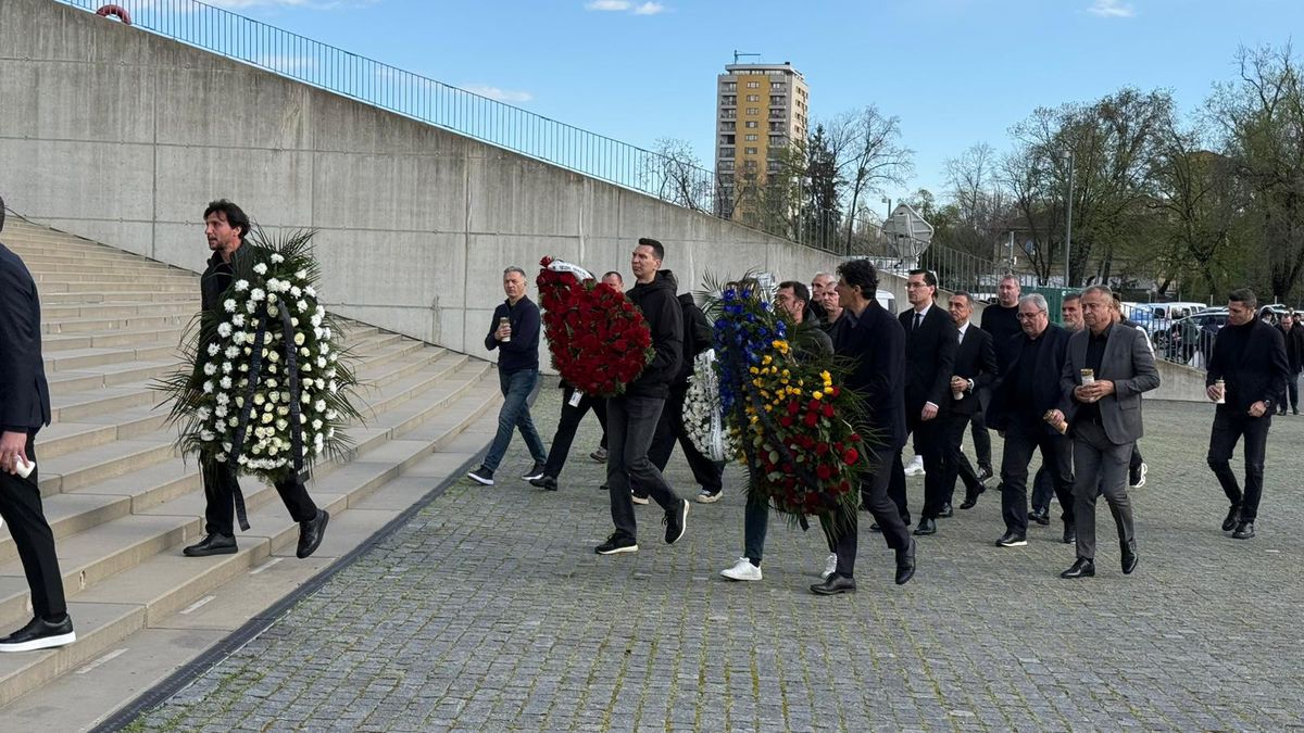 Sicriul cu trupul lui Mircea Lucescu, depus la Arena Națională