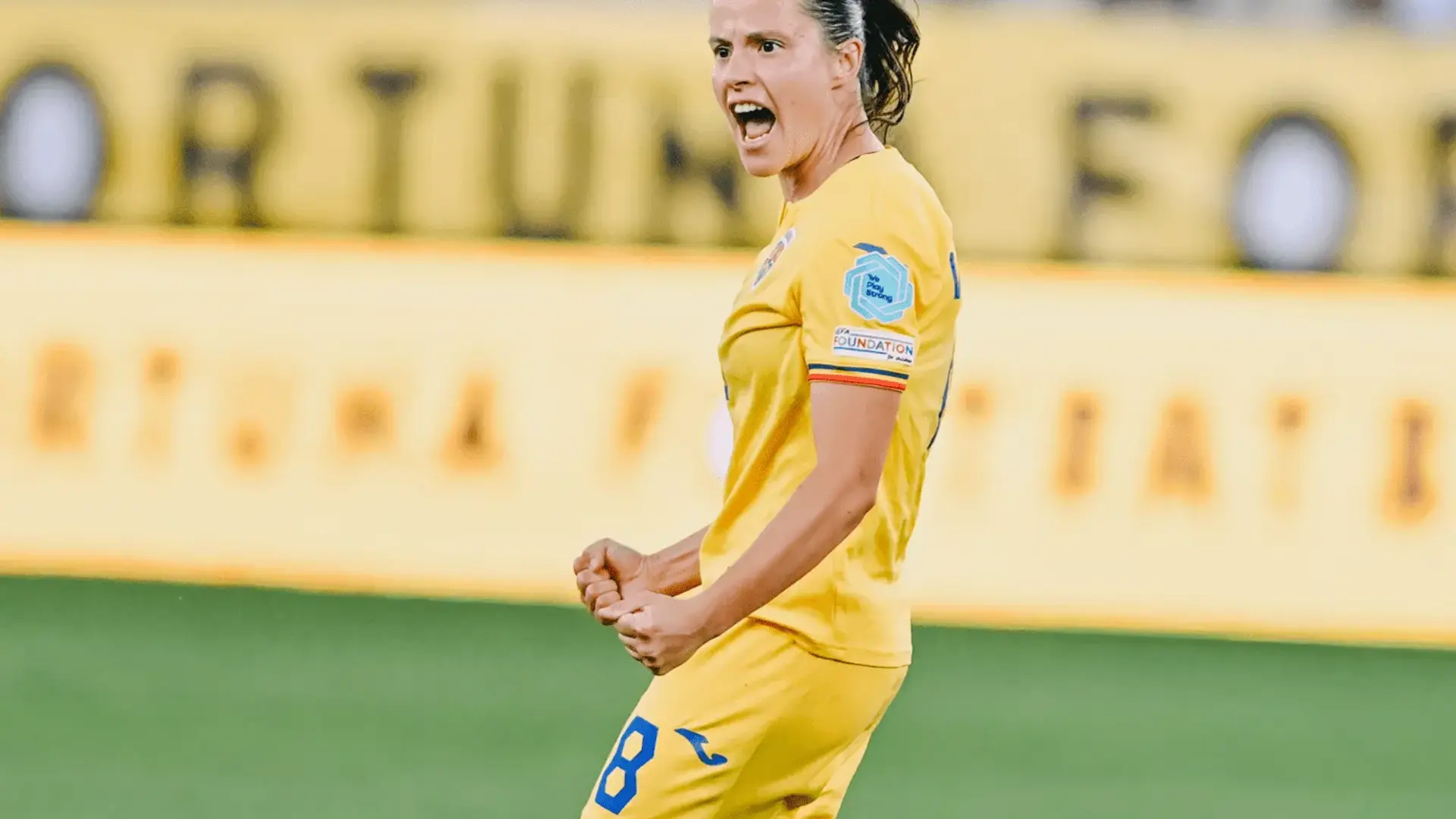Ștefania Vătafu în tricoul echipei naționale fotbal feminin, pe teren în timpul unui meci din preliminariile Campionatului Mondial. | sursa foto: Gazeta Sporturilor